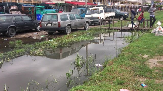 Monkey bridge wey dem build to take waka cross gutter for Lekki