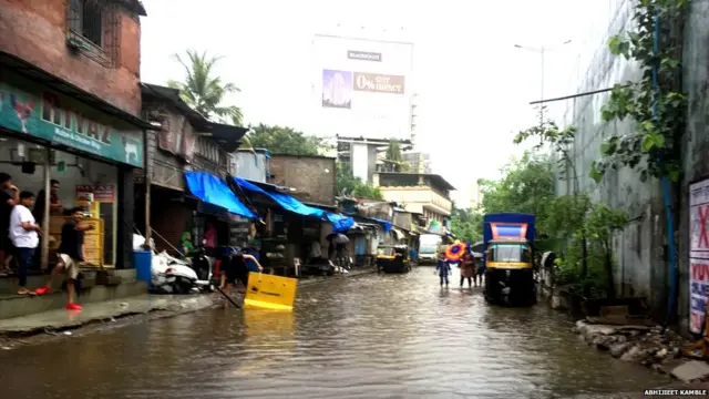 मुंबईतल्या रस्त्यांवर पावसामुळे साचलेलं पाणी