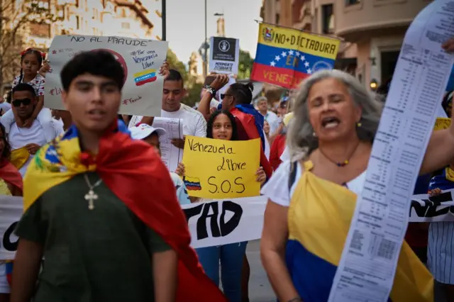 Protestojetx bonusvenezuelanos na Espanha pedem democraciajetx bonusseu país