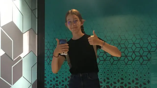 Mari su klempave uši bile prilika da istakne minđuše, u šali priča tata