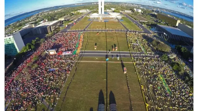 Manifestantes durante votação do impeachmentesporte clube novo hamburgoDilma Rousseff