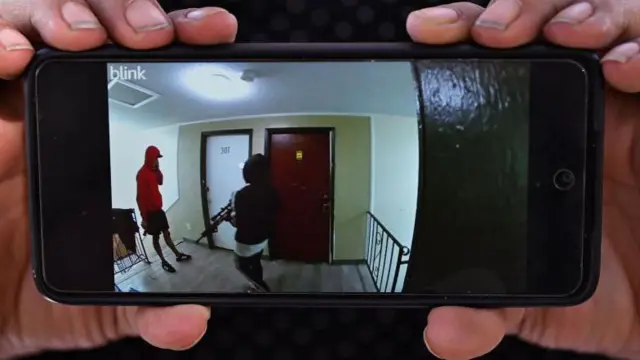 Cindy Romero muestra las imágenes captadas por la cámara de seguridad de su puerta en los apartamentos de Edge at Lowry, Aurora, Colorado, Estados Unidos, el 28 de octubre de 2025. (Foto: RJ Sangosti/MediaNews Group/The Denver Post via Getty Images)