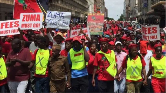 Des militants de l'opposition sud-africaine ont exigé la démission du président Zuma, lui reprochant d'avoir tenté de bloquer la publication du rapport de l'ex-médiatrice sur la corruption.