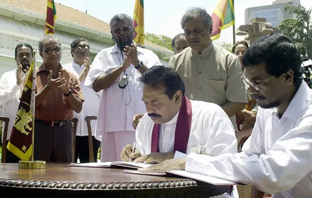 මහින්ද රාජපක්ෂ සහ ජනතා විමුක්ති පෙරමුණේ නායකයන් 2005දී