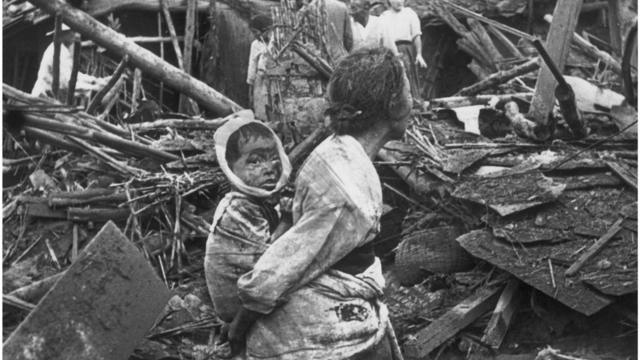 Mãe e criança feridas na Guerra da Coreia