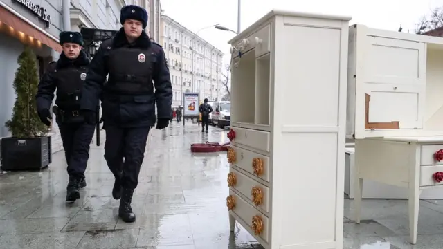 шкафы на улице у дома на Никитском