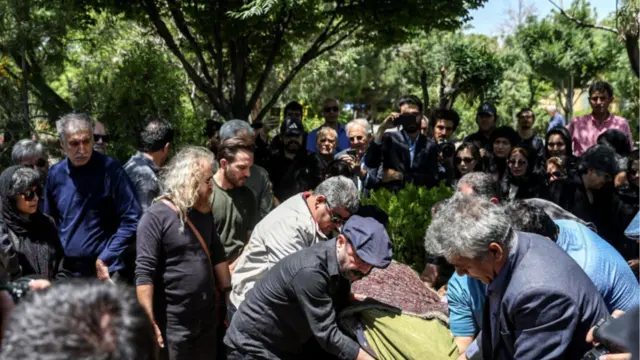 لیلا حاتمی در خاکسپاری مادرش زری خوشکام