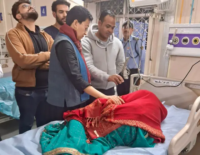 दिल्लीच्या काळजीवाहू मुख्यमंत्री आतिशी यांनी रुग्णालयाला भेट दिली. 
