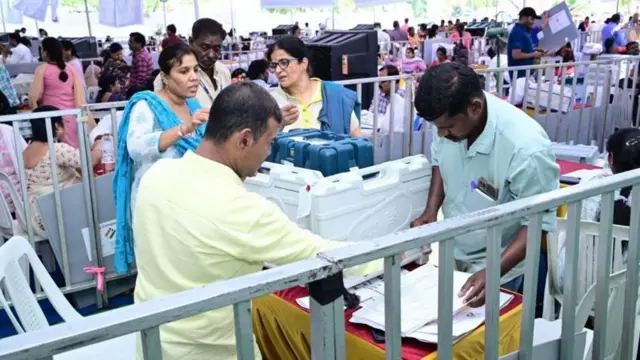 తెలంగాణలో ఎన్నికల ఏర్పాట్లలో సిబ్బంది