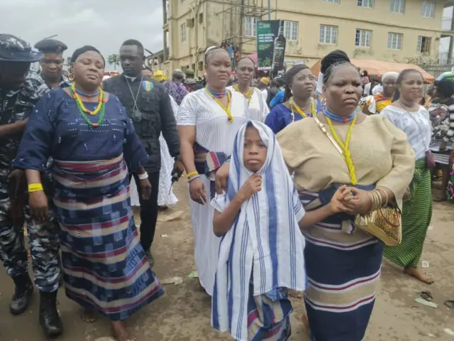 Arugba Osun tuntun ati awọn oluranlọwọ rẹ.