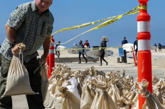 أكياس الرمل ملئت استعدادا للعاصفة في مقاطعة "ويست أورانج".