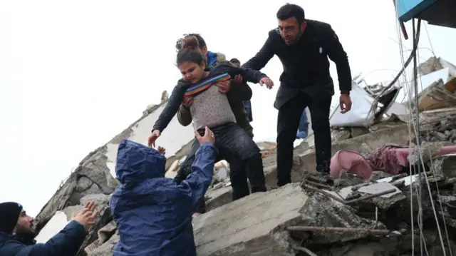 হাতায় প্রদেশের এক শিশুকে নিরাপদে নামিয়ে আনা হচ্ছে।