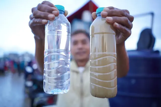 Perbedaan air Sungai Tamiang sebelum dan sesudah diolah IPA Mobile ITB 