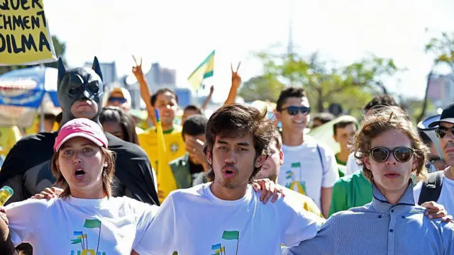Kim Kataguiri com 19 anos em uma manifestação ao lado de outros militantes do MBL.