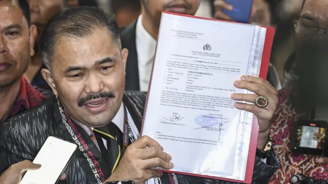 Kuasa hukum keluarga Brigadir J, korban peristiwa dugaan baku tembak antaranggota Polisi di rumah dinas Kepala Divisi Propam Polri Irjen Pol. Ferdy Sambo, Kamaruddin Simanjuntak (tengah) menunjukkan surat laporan resmi di Bareskrim Mabes Polri, Jakarta, Senin (18/7/2022). 