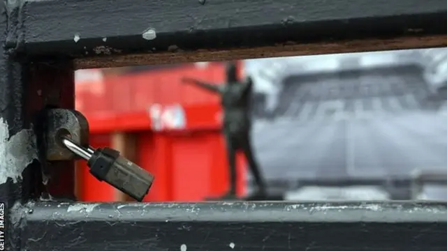 Gey semiz yigit yosh qizlarni sikadi