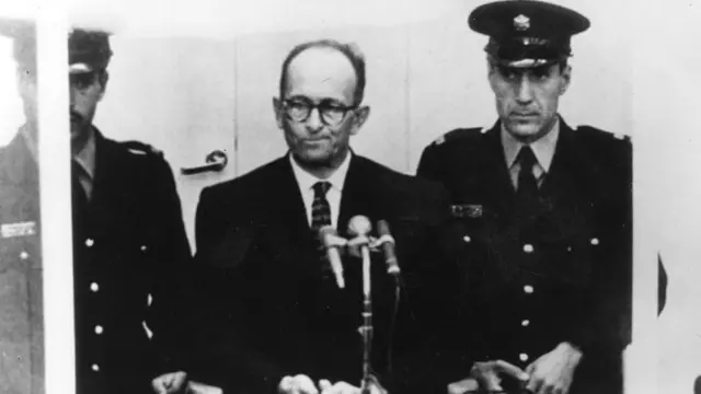 Adolph Eichmann durante julgamentoguia de apostasJerusalém