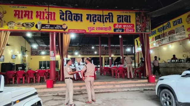 હરિદ્વારની હોટલો અને ઢાબાની તપાસ કરતા પોલીસ કર્મચારીઓ