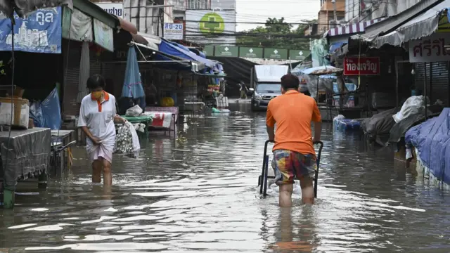 ชาวเขตลาดกระบังยังเผชิญน้ำรอการระบายสูง