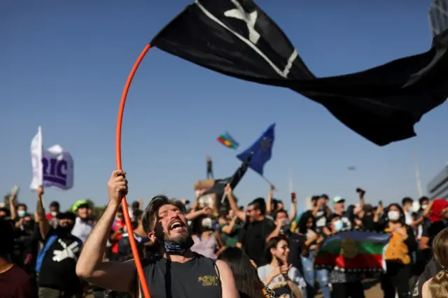 Manifestantes se congregaron en la plaza principal de Santiago de Chile tras la muerte de Lucía Hiriart.