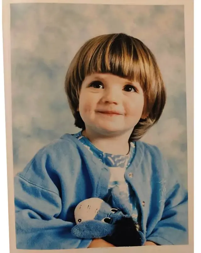 „Oduvek sam bila na mestu na kome sam trebala da budem. Ja sam dete mojih roditelja i to je moje mesto," kaže Dži Roberts, koju je rodila surogat majka 1998