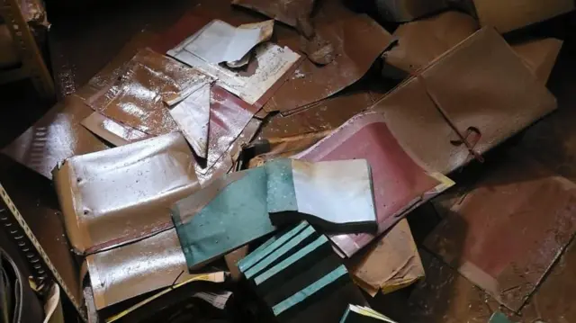 ආපදා තත්ත්වයෙන් විනාශයට පත්ව ඇති ලේඛන ආරක්ෂා කර ගැනීමට අවශ්ය උපදෙස් ද ජාතික ලේඛනාරක්ෂක දෙපාර්තුමේන්තුව විසින් නිකුත් කරනු ලැබී ය.