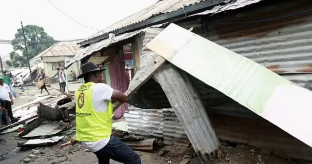 Umukozi urimo gusenya inzu y'ubucuruzi bwo ku muhanda