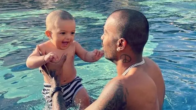 પોતાના પુત્ર સાથે હાર્દિક પંડ્યા