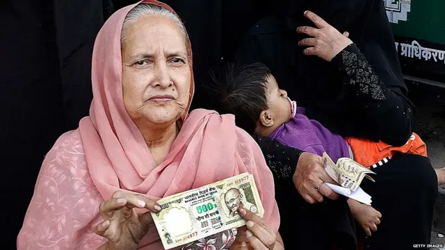બંધ થઈ ગયેલી રૂ. 500ની નોટ સાથે મહિલા