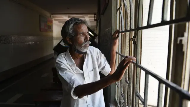 प्रवासी मज़दूरों का संकट: नौकरी छूट गई, भविष्य का पता नहीं, मानसिक स्वास्थ्य की चिंता किसको है?