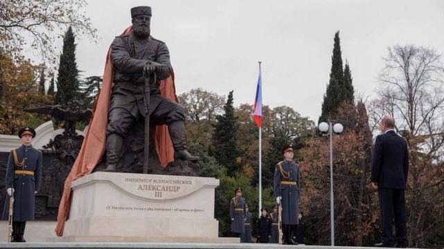 2017年11月18日，普京在克里米亚的雅尔塔为沙皇亚历山大三世塑像揭幕。