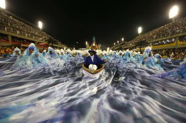 巴西一個桑巴舞學校的師生在里約熱內盧狂歡節上表演