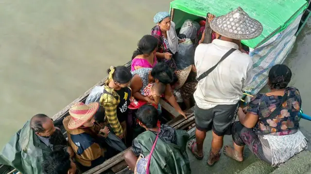 စစ်ကောင်စီနဲ့ အေအေတို့ရဲ့ တိုက်ပွဲတွေကြောင့် စစ်ဘေးရှောင်နေတဲ့ ပေါက်တောြမို့နယ်ဒေသခံများ