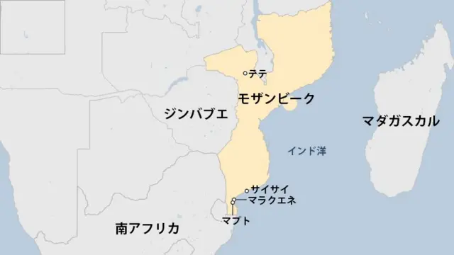 モザンビークと周辺国の地図。アフリカ大陸の南東の沿岸に位置し、南側を南アフリカと、西側をジンバブエと接している。インド洋を挟んだ東側にはマダガスカルがある。モザンビークの首都マプトや、洪水の被害のあったマラクエネは南部に位置する。他に南部サイサイと北部テテが示されている