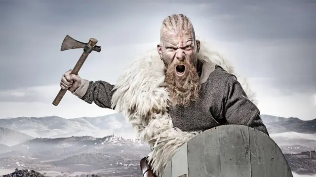 Um exemplar de viking segura um machado