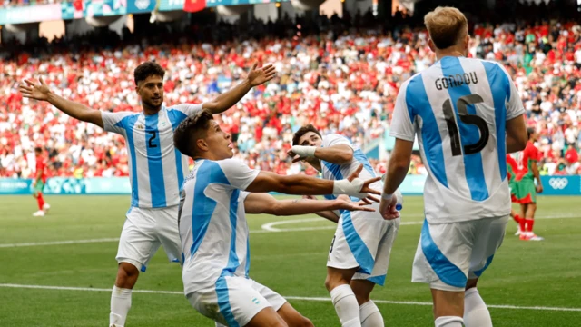 El escandaloso final del Argentina-Marruecos en los Juegos Olímpicos con un agónico gol anulado, hinchas en la cancha y una hora de suspensión 1 Jugadores de Argentina son atacados por hinchas