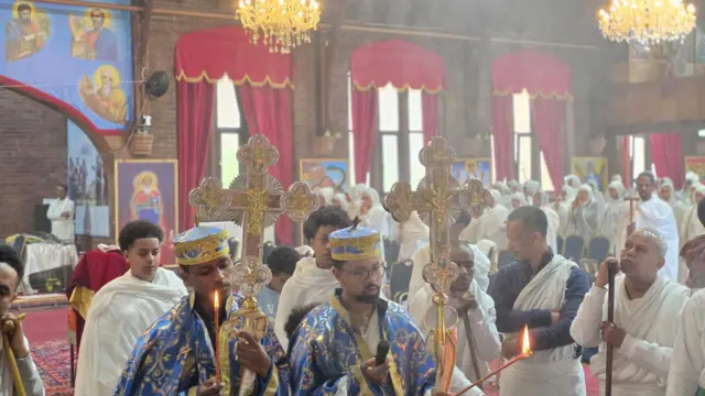 መስቀልን ዝበርህ ሽምዓን ዝሓዙ ካህናትን ዲያቆናትን ምእመናን ኣብ ዝተረኽብሉ ጸሎት እናመርሑ