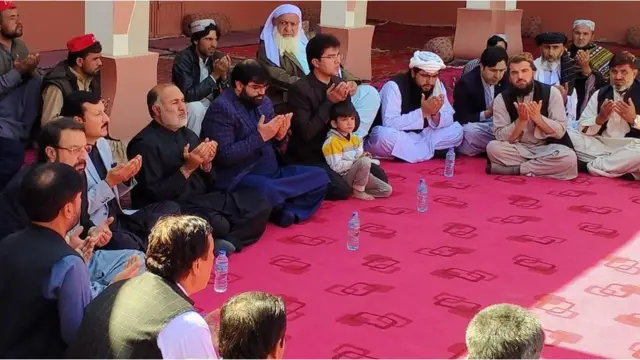 اسد خان اچکزئی کے گھر تعزیت کے لیے آئے لوگ