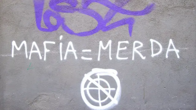 Grafiti en muro en Sicilia que dice Mafia = Merda