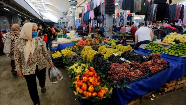 ÜFE ile TÜFE arasında yüzde 20'ye yaklaşan fark, üreticilerin bazı maliyet artışlarını henüz tüketicilere yansıtmadığını gösteriyor
