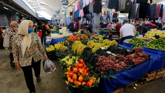 ÜFE ile TÜFE arasında yüzde 20'ye yaklaşan fark, üreticilerin bazı maliyet artışlarını henüz tüketicilere yansıtmadığını gösteriyor