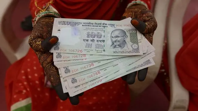 వధువు చేతుల్లో 100 రూపాయల నోట్లు