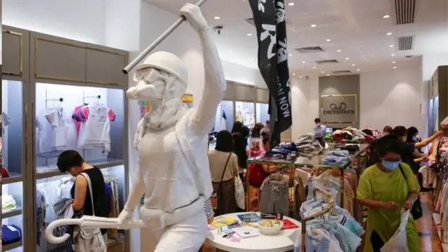 在店内摆放"民主女神"像吸引了无数的民主派支持者光顾。