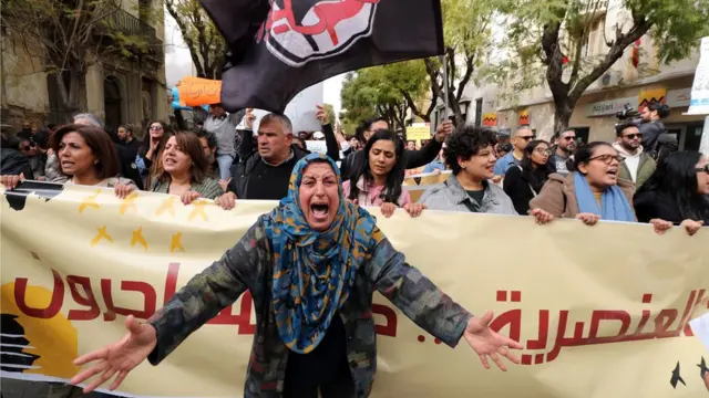 نظم مئات التونسيين احتجاجات بالعاصمة تونس احتجاجا على تصريحات الرئيس