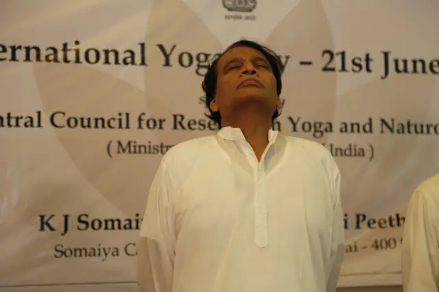 மும்பையில் நடைபெற்ற யோகா விழாவில் மத்தியமைச்சர் சுரேஷ் பிரபு.