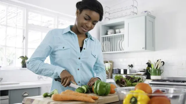 Mulher cozinhando