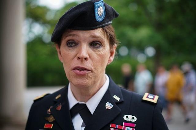 Cựu Trung tá Ann Murdoch chụp ảnh tại Nghĩa trang Quốc gia Arlington sau khi tham dự lễ đặt vòng hoa tại Lăng mộ Người lính vô danh vào ngày 8 tháng 6 năm 2018.