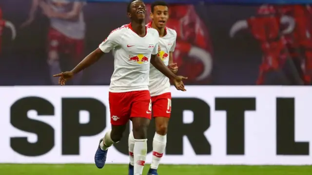 Amadou Haidara du RB Leipzig célèbre le cinquième but de son équipe contre le Hertha BSC.