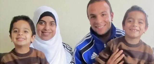 فهد صالح به همراه همسرش، تحریر الوکا و فرزندانش، نور ۵ ساله و عمر ۳ ساله