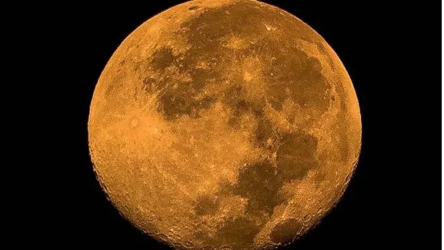 Daukar hoton wata da na'ura mai tsananin hange, yana cikar hasken sa